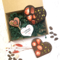 Mobile Preview: Kleine Geschenkbox "von Herzen" mit Herz aus dunkler Schokolade
