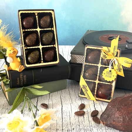 Preview: 6 Designeier dunkel mit Nußnougat Erdbeer/Minze gefüllt