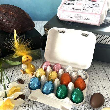 Preview: Bunt gefüllte Eierschachtel mit 12 Praliné-Eiern 150g