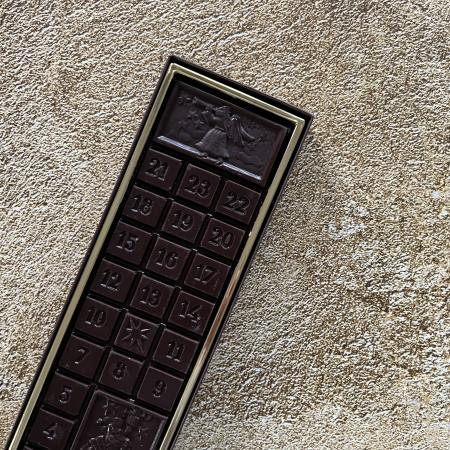 Adventstafel mit 25 Stückchen Schokolade