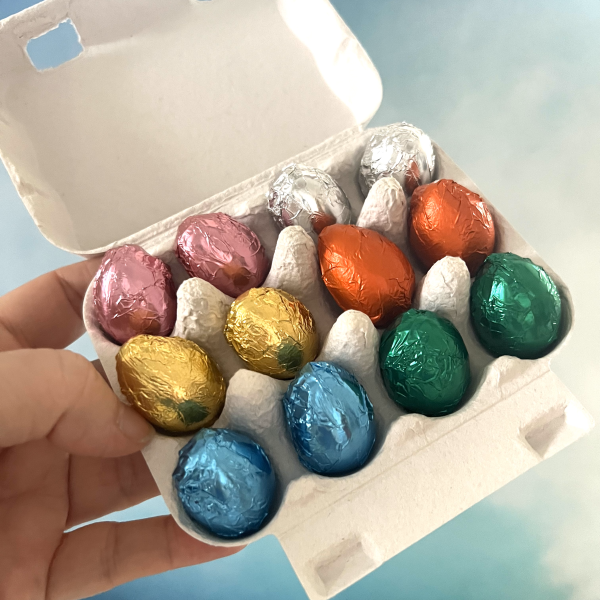 Bunt gefüllte Eierschachtel mit 12 Praliné-Eiern 150g